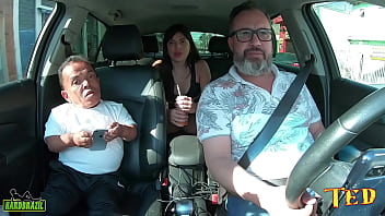 O velho anão teves entra na carona e tem uma surpresa O velho anão teves entra na carona e tem uma surpresa