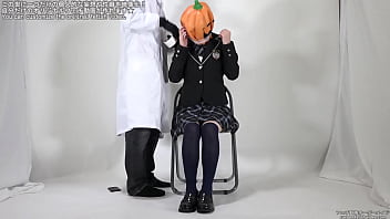 視界が遮られてパニックになる女性