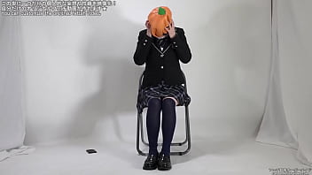 視界が遮られてパニックになる女性