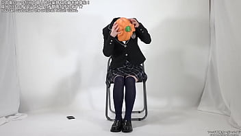 視界が遮られてパニックになる女性