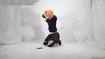 視界が遮られてパニックになる女性 視界が遮られてパニックになる女性