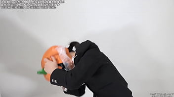 視界が遮られてパニックになる女性 視界が遮られてパニックになる女性