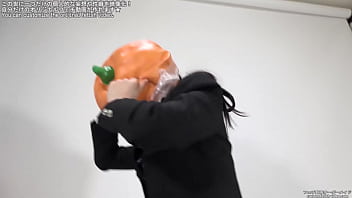 視界が遮られてパニックになる女性