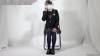 視界が遮られてパニックになる女性