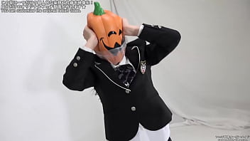 視界が遮られてパニックになる女性