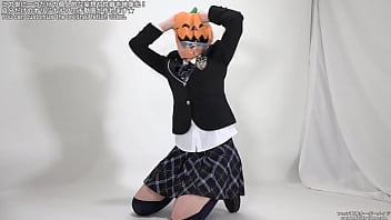 視界が遮られてパニックになる女性 視界が遮られてパニックになる女性