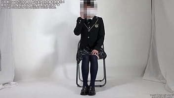 視界が遮られてパニックになる女性 視界が遮られてパニックになる女性