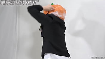 視界が遮られてパニックになる女性