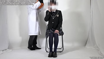 視界が遮られてパニックになる女性