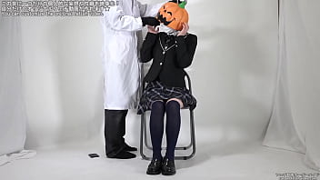 視界が遮られてパニックになる女性