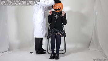 視界が遮られてパニックになる女性 視界が遮られてパニックになる女性