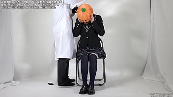 視界が遮られてパニックになる女性