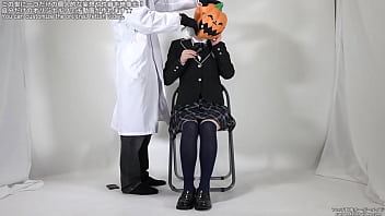 視界が遮られてパニックになる女性