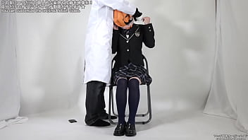 視界が遮られてパニックになる女性