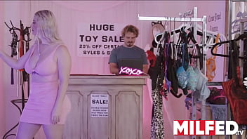 Madrastra gordita y cachonda quiere sexo desesperadamente &mdash; milfed