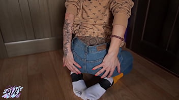 Tattooed babe fingering and shaking juicy ass