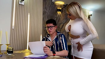 Rubia de culo redondo suplica a su tutor de lengua que le rompa su estrecho coño húmedo te dejaré follarme si me pasas clases