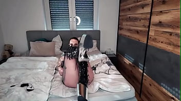 Glänzendes latex sündige fantasien & pure lust meine lack heels klacken verführerisch auf dem boden währ