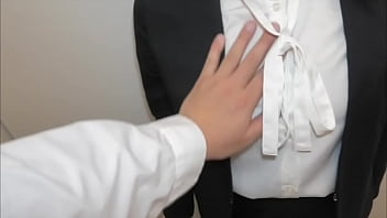 仕事終わりの彼女と一緒に自宅に帰ってきて即彼女とキスしてスーツのままsexするカップル。