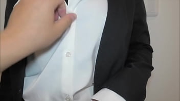 仕事終わりの彼女と一緒に自宅に帰ってきて即彼女とキスしてスーツのままsexするカップル。