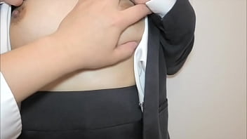 仕事終わりの彼女と一緒に自宅に帰ってきて即彼女とキスしてスーツのままsexするカップル。