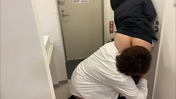 仕事終わりの彼女と一緒に自宅に帰ってきて即彼女とキスしてスーツのままsexするカップル。