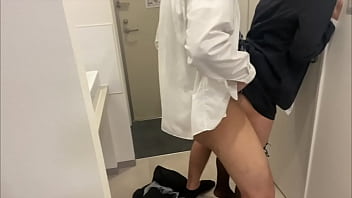 仕事終わりの彼女と一緒に自宅に帰ってきて即彼女とキスしてスーツのままsexするカップル。