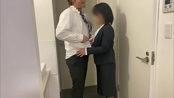 仕事終わりの彼女と一緒に自宅に帰ってきて即彼女とキスしてスーツのままsexするカップル。