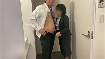 仕事終わりの彼女と一緒に自宅に帰ってきて即彼女とキスしてスーツのままsexするカップル。