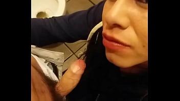 Mamada en el baño mientras uno estaba lavandose los dientes