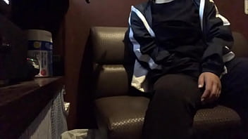 部屋におか◯さんいてオナニーできないからわざわざカラオケにいってクリトリスをいじってオナニーする可愛い女子◯生。