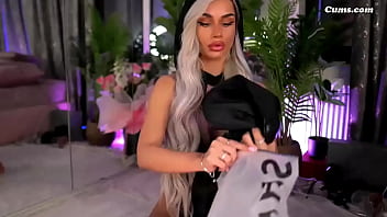 Sophiemeave toying her pussy