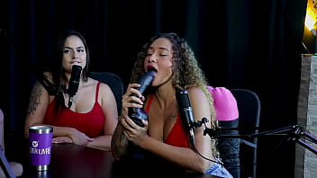 Safada mostra como é o seu boquete sensualiza tirando a roupa mostrando os seus peitos e a buceta gostosa recebendo uma chupada bruninha a surfistinha watch sheer red