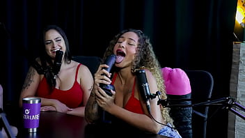 Safada mostra como é o seu boquete sensualiza tirando a roupa mostrando os seus peitos e a buceta gostosa recebendo uma chupada bruninha a surfistinha watch sheer red