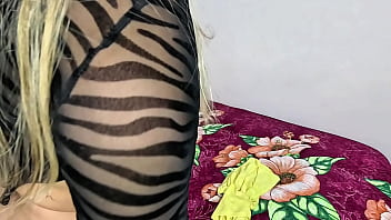 Mi madrastra culona hace realidad mi fantasía y me saca la leche rebotando su culote en mi verga