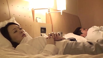 部下が貧血で倒れたらしく、見舞いに病室へ行ってみた。見てはいけないと思いつつも視線は彼女の胸元に集まり、加速する胸の高鳴り。ボタンに手が掛かるまでそう時間は要らなかった…