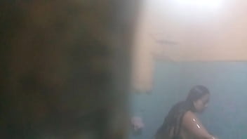 Mi tia chichona bañandose cuando no hay nadie