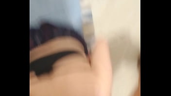 Otra cogida de perrito se aprovecha que estoy haciendo limpieza mi jefe para manosearme y meterme toda su polla en mi boca