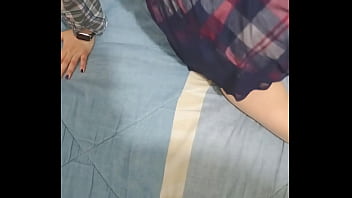 Otra cogida de perrito se aprovecha que estoy haciendo limpieza mi jefe para manosearme y meterme toda su polla en mi boca