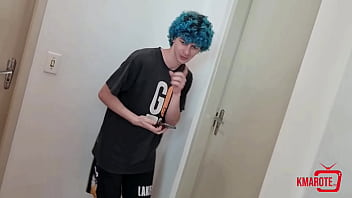 Dois amigos comendo a amiga gostosa depois de espiar ela no chuveiro