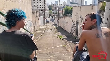 Dois amigos comendo a amiga gostosa depois de espiar ela no chuveiro