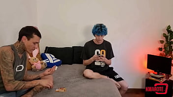 Dois amigos comendo a amiga gostosa depois de espiar ela no chuveiro