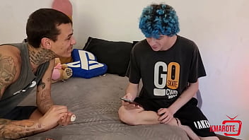 Dois amigos comendo a amiga gostosa depois de espiar ela no chuveiro