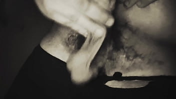 Je me branle et je secoue mes couilles