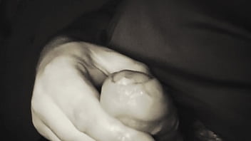 Je me branle et je secoue mes couilles