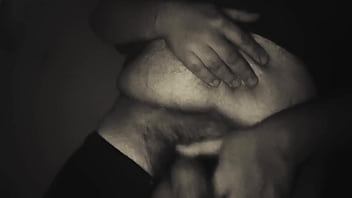 Je me branle et je secoue mes couilles