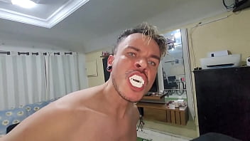 Vampiro tatuador me fode gostoso no pelo