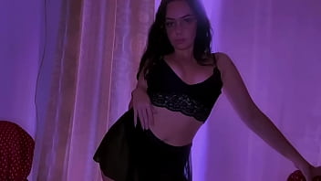 Esta jovencita esta muy salida alguien le apaga el fuego