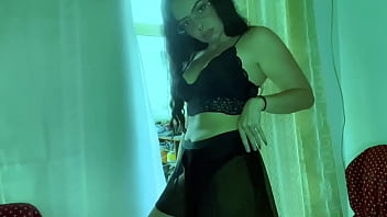 Esta jovencita esta muy salida alguien le apaga el fuego