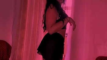 Esta jovencita esta muy salida alguien le apaga el fuego